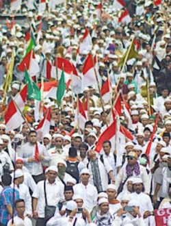 Umat-Islam-membawa-bendera-Merah-Putih-pada-Aksi-Bela-Islam-II-di-Jakarta-Jumat-4-Nov-2016-by-Syakur_.jpg