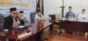 Tampak ketua majelis syuro dr abdullah hehamahua di apit oleh sekjen dan ketua OKK